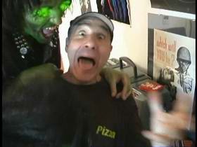 Lloyd Kaufman kao fufljavi dostavljač pizze